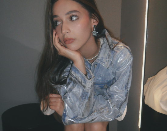 Mujer con denim y brillos