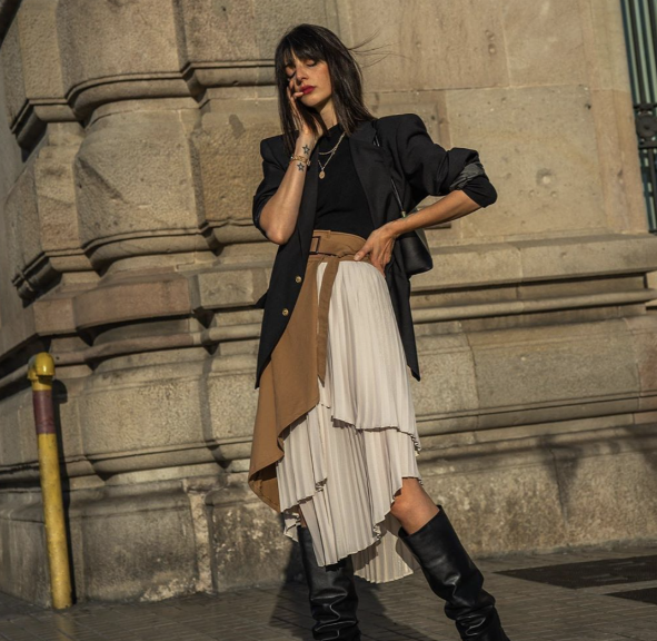 Mujer luciendo falda midi con botas