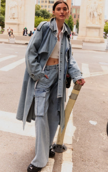 Mujer con chaqueta y jean denim