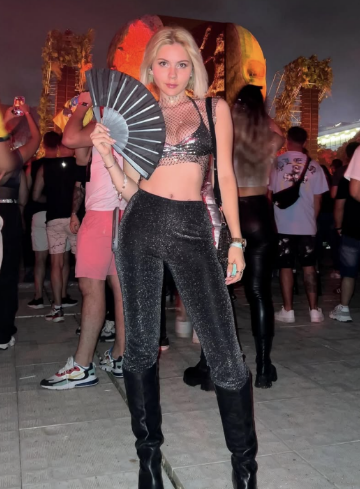 Mujer en festival con ropa brillante