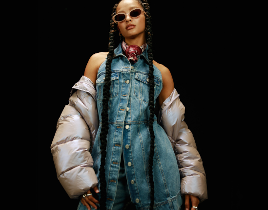 Mujer con chaqueta tornasol y gafas