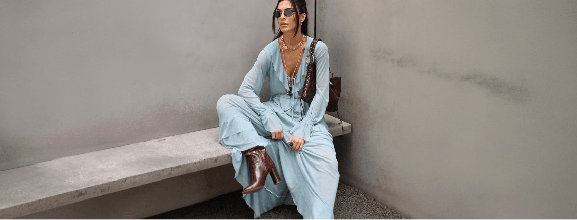 Mujer con look de set ancho y botas