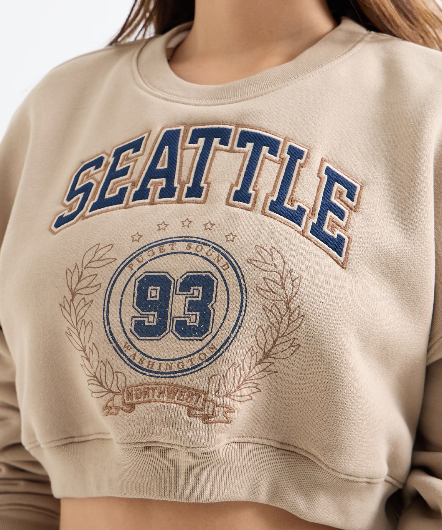 Buzo Crop Bordado Seattle | Compra Online | SEVEN SEVEN