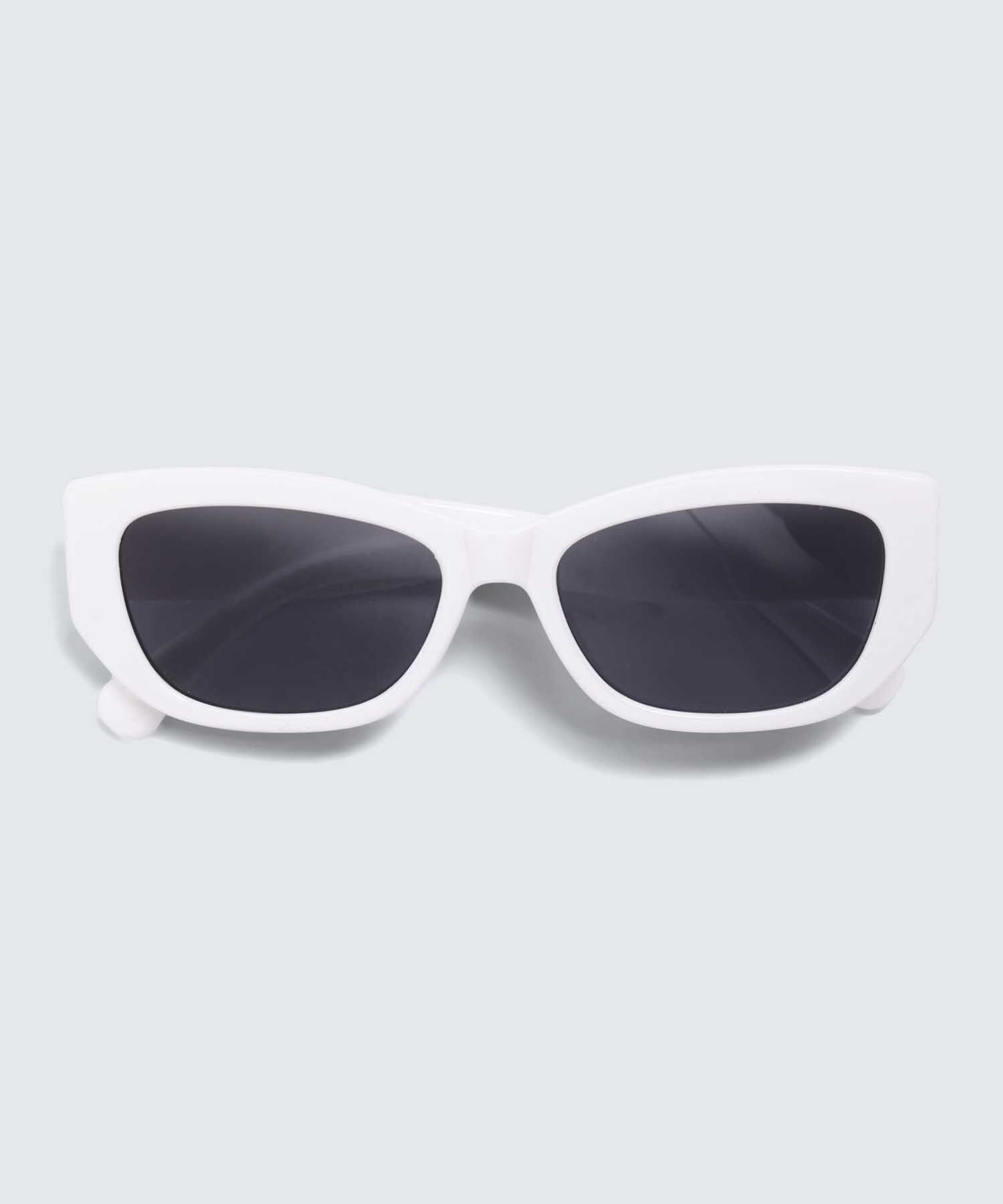 Gafas de sol vintage para mujer diseno con una montura translucida y lentes negros que ofrecen proteccion UV solo en SEVEN SEVEN