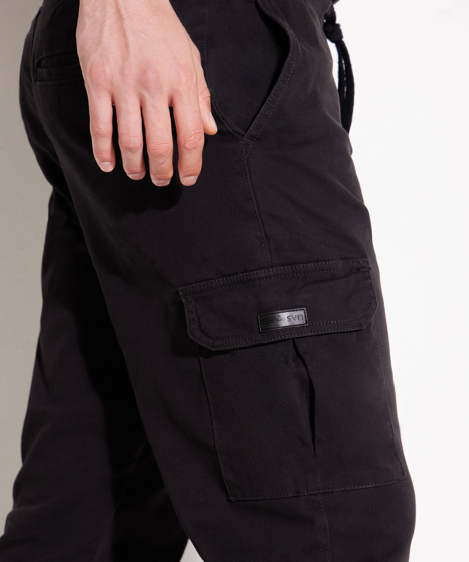 Pantalones b&aacute;sicos para hombre