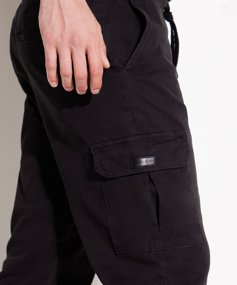 Pantalones b&aacute;sicos para hombre