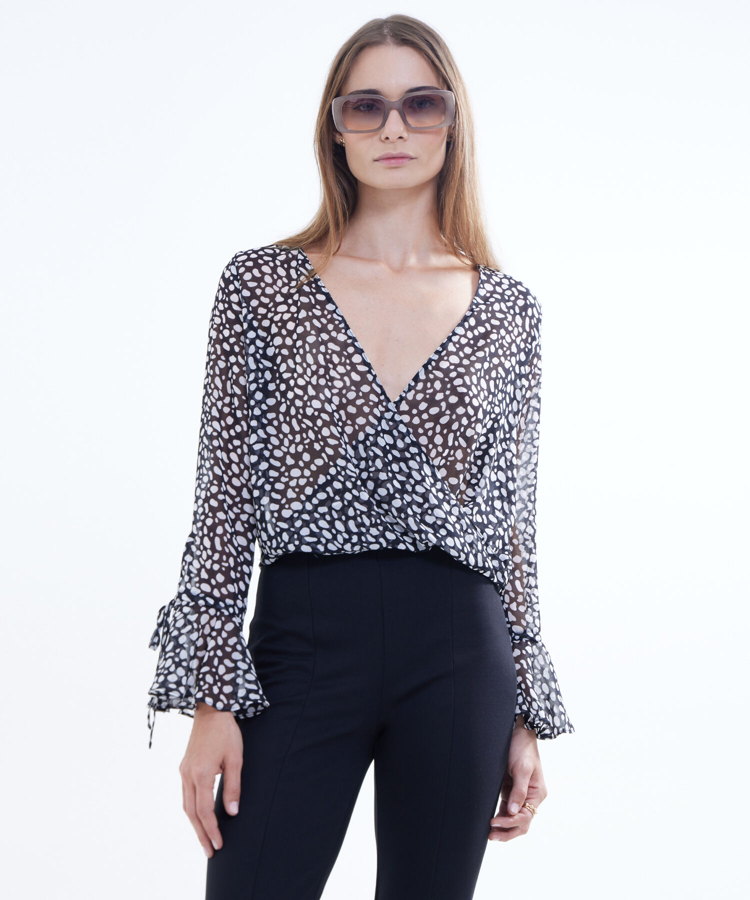 Blusas de escote sales