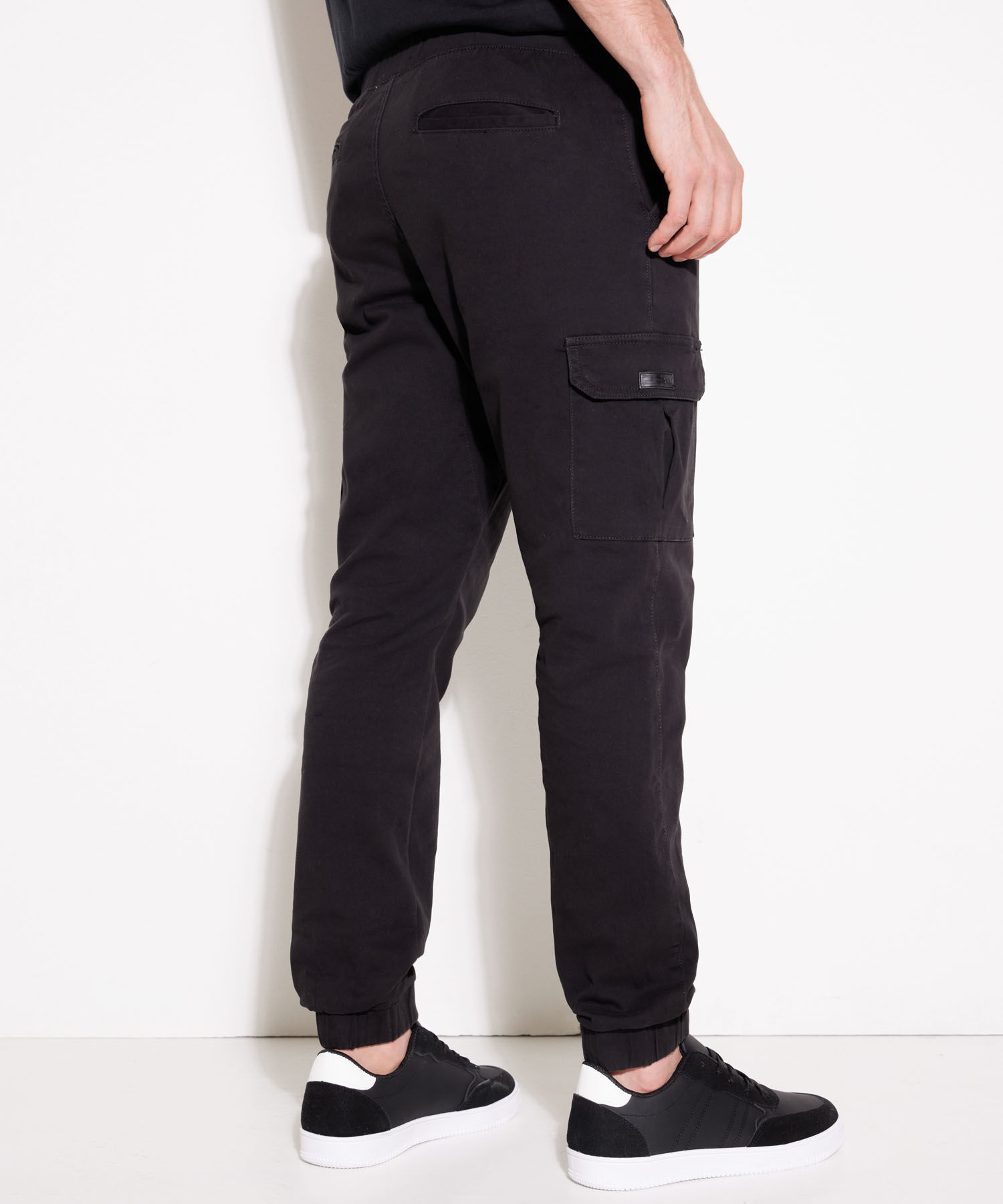 Pantalones b&aacute;sicos para hombre
