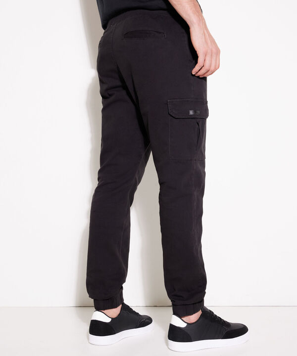 Pantalones b&aacute;sicos para hombre