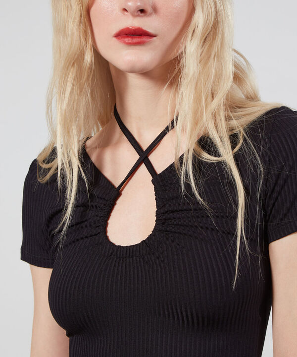 Camiseta Escotada En V Con Cut Out, Negro, hi-res