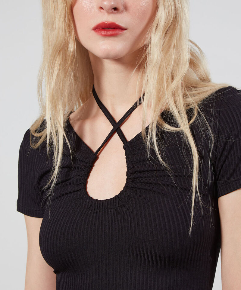 Camiseta Escotada En V Con Cut Out, Negro, hi-res