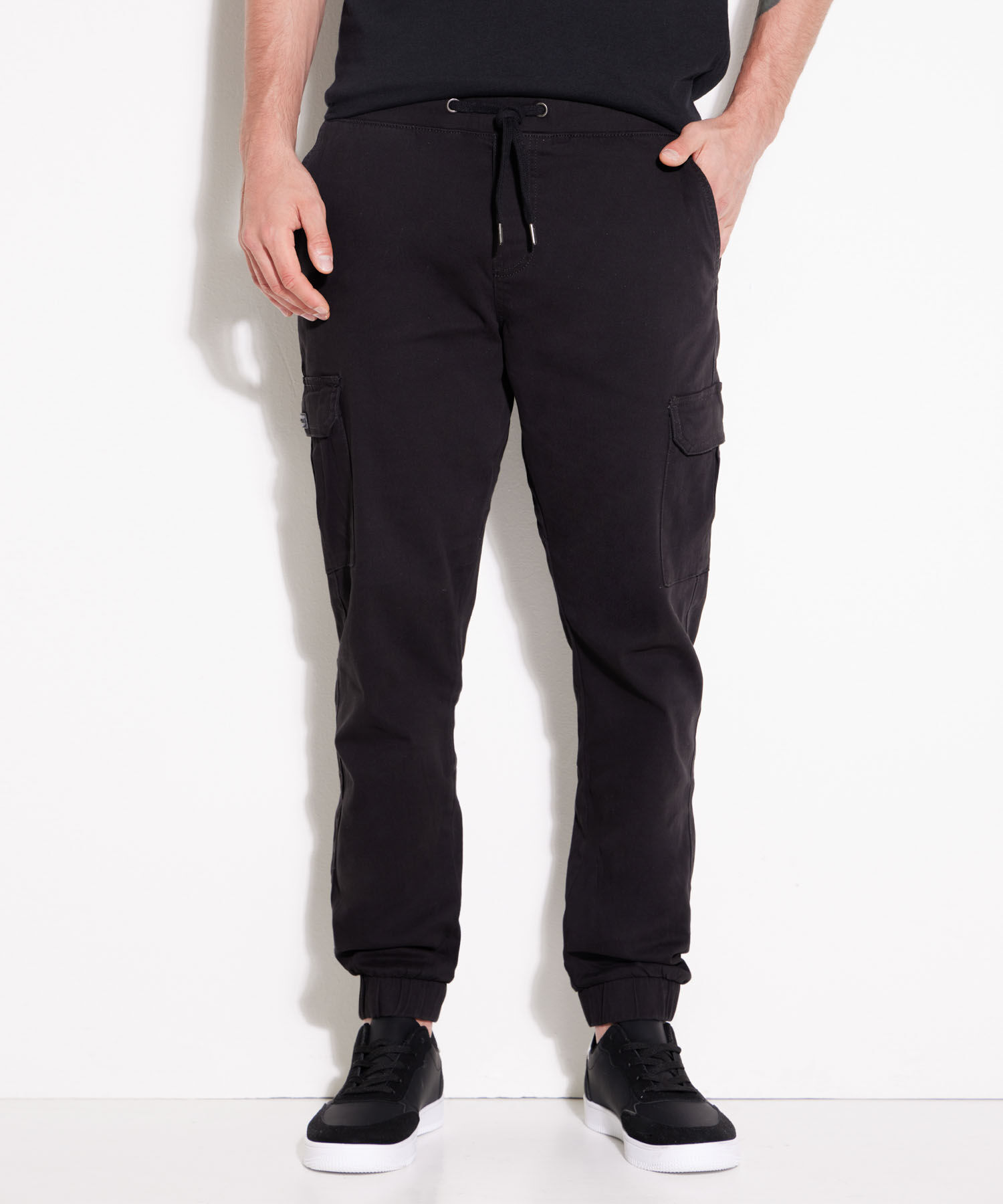 Pantalones b&aacute;sicos para hombre