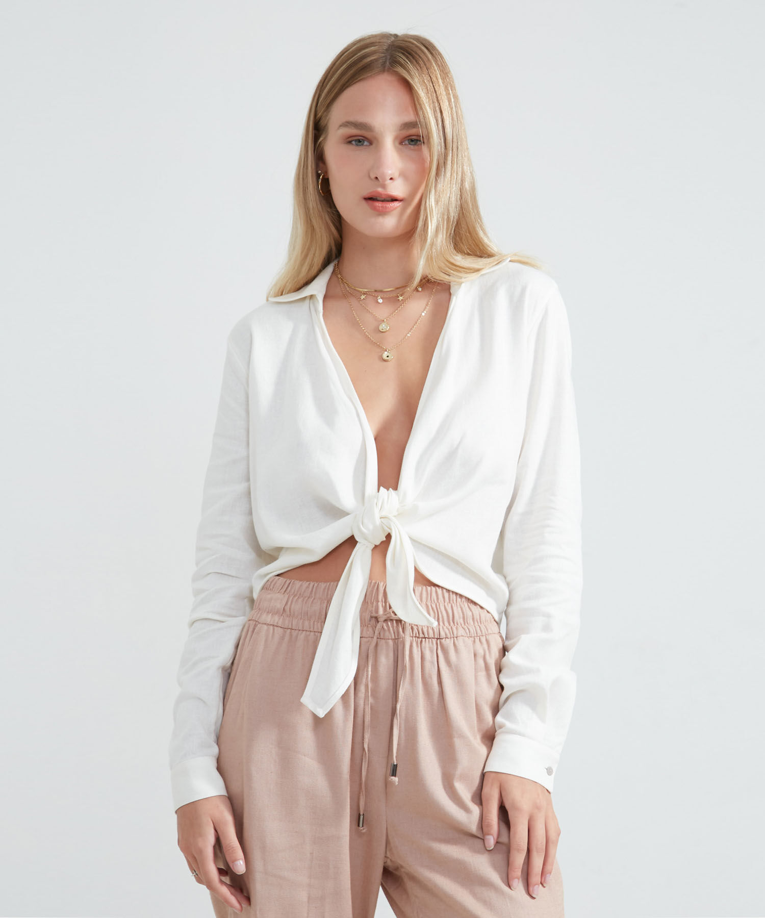 Blusas con escote profundo discount