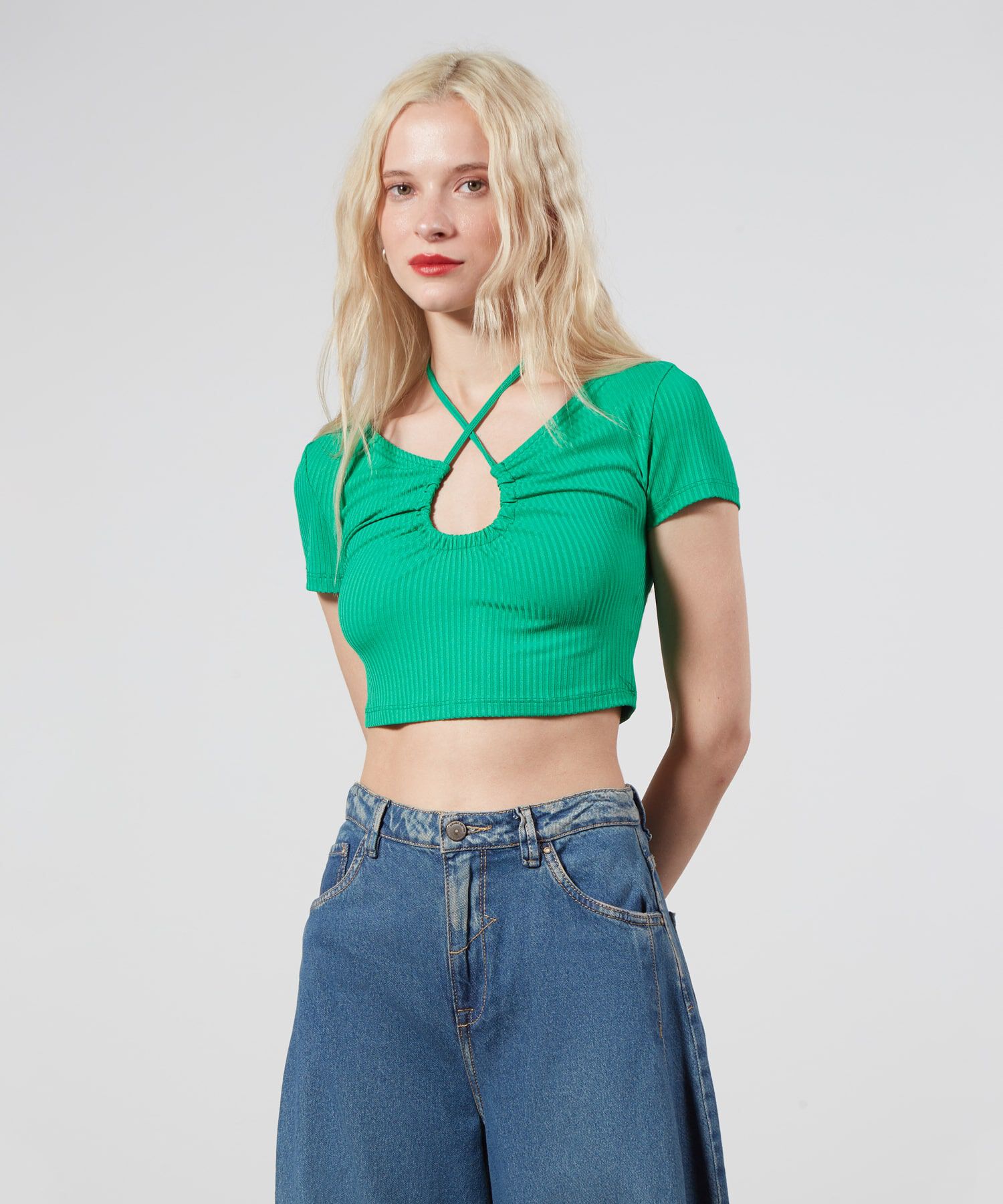 Camiseta Escotada En V Con Cut Out, Verde, hi-res