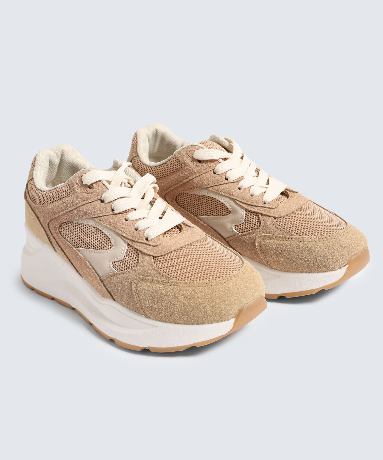 Tenis casuales para mujer suela alta diseno en bloques talon con refuerzo textura lisa con pequenos agujeros en la punta un par en tendencia que puedes usar con shorts faldas o jeans