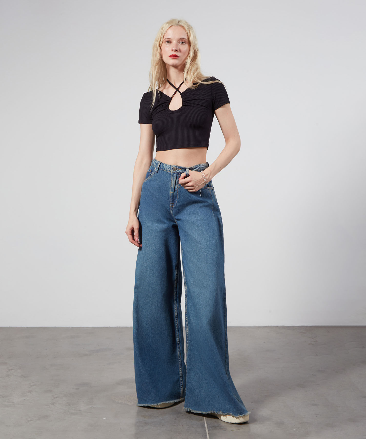 Camiseta Escotada En V Con Cut Out, Negro, hi-res